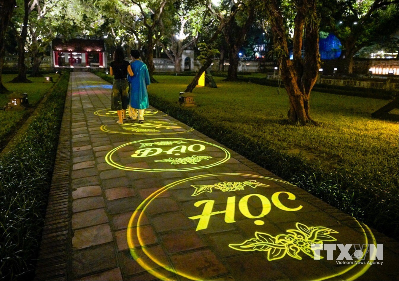 Điểm khác biệt của tour trải nghiệm đêm Văn Miếu - Quốc Tử Giám là sử dụng công nghệ và ánh sáng, không dùng hình thức sân khấu hóa, mỗi khu vực đều có câu chuyện gắn với đạo học Việt Nam. (Ảnh: Khánh Hoà/TTXVN)